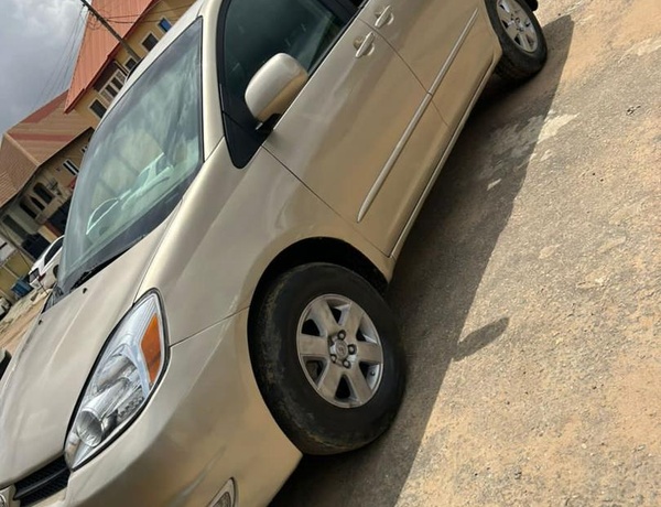 2005 TOYOTA SIENNA XLE FOR SALE