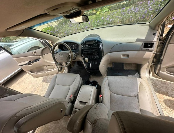 2005 TOYOTA SIENNA XLE FOR SALE