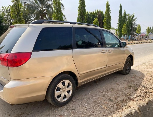 2008 TOYOTA SIENNA LE FOR SALE IN ABUJA