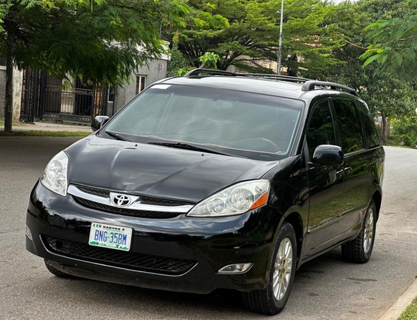2010 TOYOTA SIENNA FOR SALE IN ABUJA