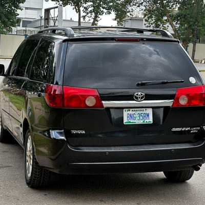 2010 TOYOTA SIENNA FOR SALE IN ABUJA