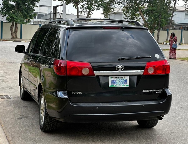 2010 TOYOTA SIENNA FOR SALE IN ABUJA