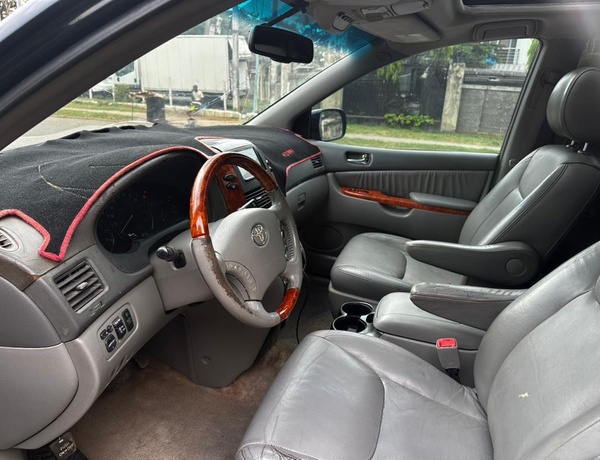 2010 TOYOTA SIENNA FOR SALE IN ABUJA