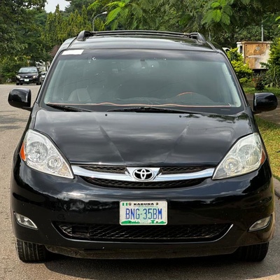 2010 TOYOTA SIENNA FOR SALE IN ABUJA