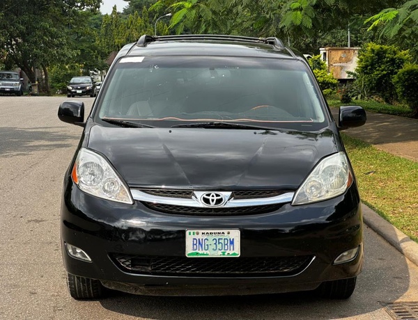 2010 TOYOTA SIENNA FOR SALE IN ABUJA