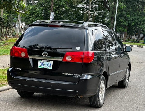 2010 TOYOTA SIENNA FOR SALE IN ABUJA