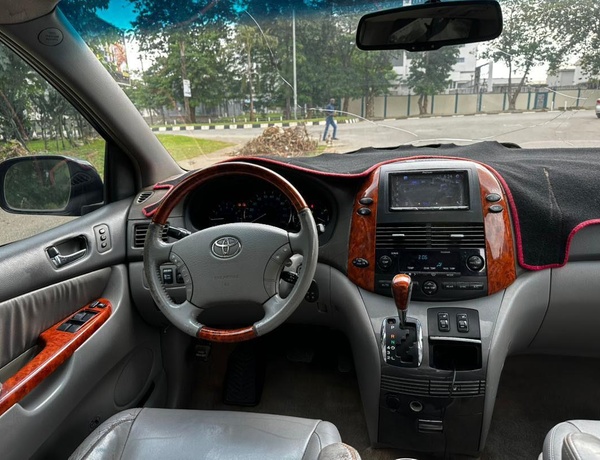 2010 TOYOTA SIENNA FOR SALE IN ABUJA