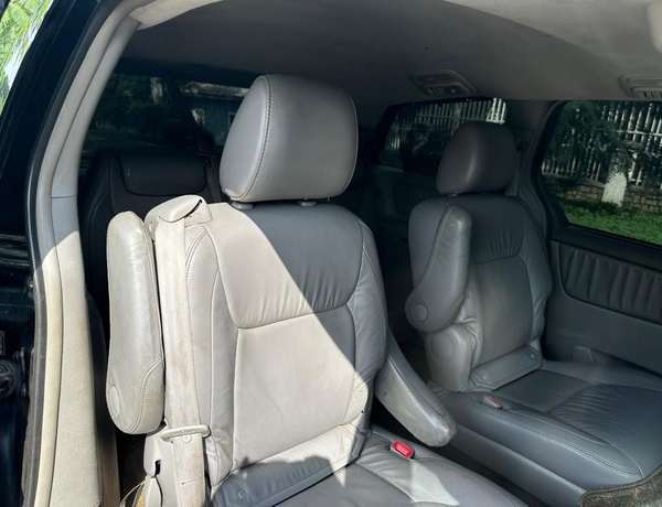 2010 TOYOTA SIENNA FOR SALE IN ABUJA