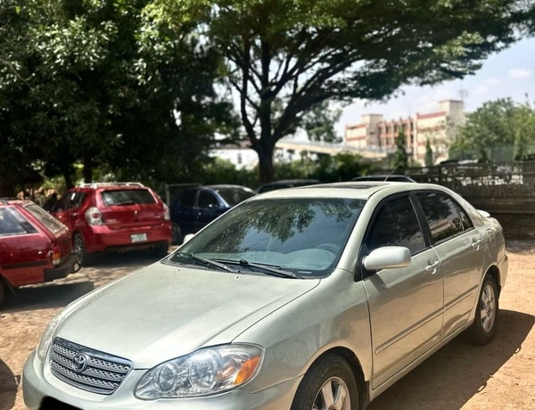 SUPER CLEAN TOYOTA COROLLA 2011 FOR SALE