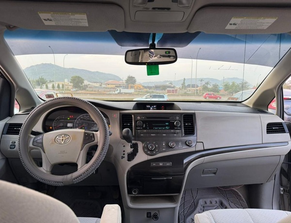 2011 TOYOTA SIENNA FOR SALE IN ABUJA