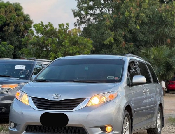 2011 TOYOTA SIENNA FOR SALE IN ABUJA