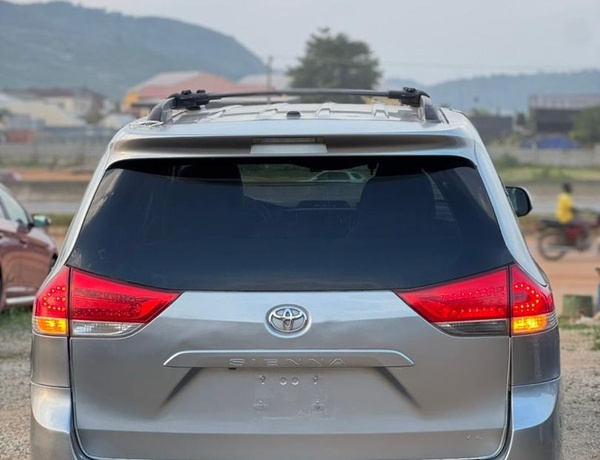 2011 TOYOTA SIENNA FOR SALE IN ABUJA