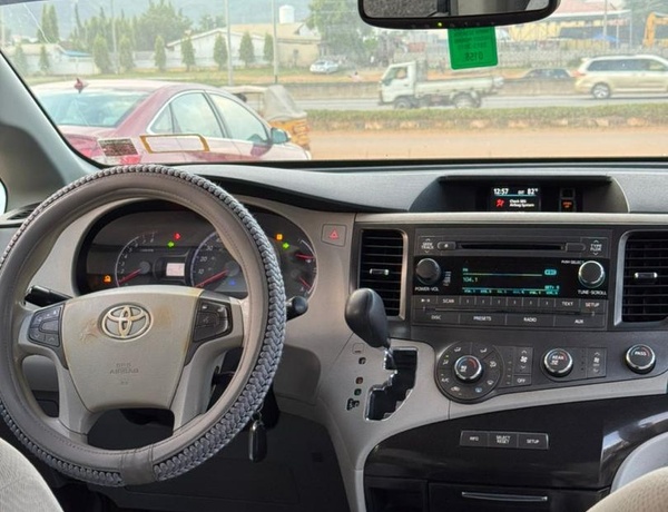 2011 TOYOTA SIENNA FOR SALE IN ABUJA