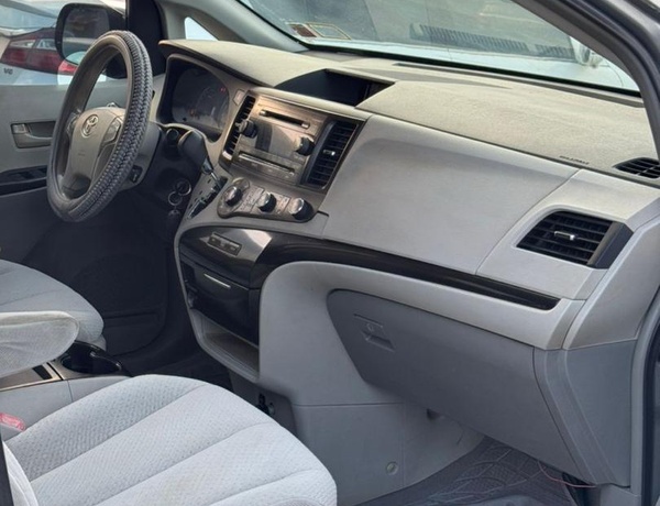 2011 TOYOTA SIENNA FOR SALE IN ABUJA