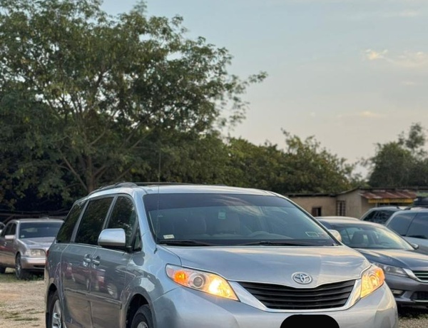 2011 TOYOTA SIENNA FOR SALE IN ABUJA