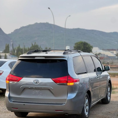 2011 TOYOTA SIENNA FOR SALE IN ABUJA