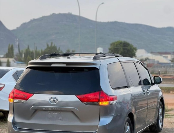 2011 TOYOTA SIENNA FOR SALE IN ABUJA