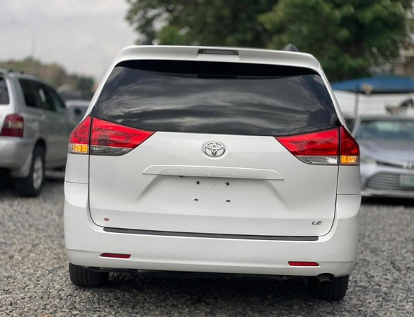 2011 TOYOTA SIENNA LE FOR SALE