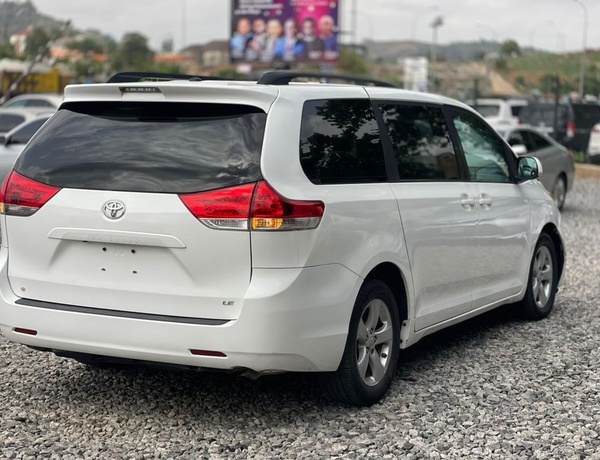 2011 TOYOTA SIENNA LE FOR SALE