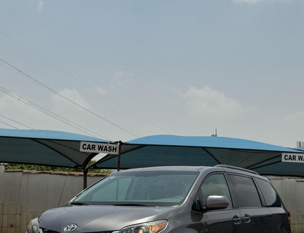 2011 TOYOTA SIENNA SE FOR SALE
