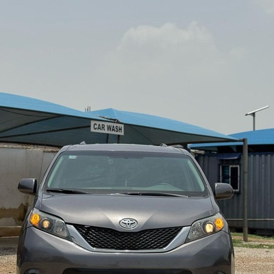 2011 TOYOTA SIENNA SE FOR SALE