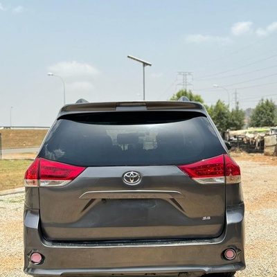 2011 TOYOTA SIENNA SE FOR SALE