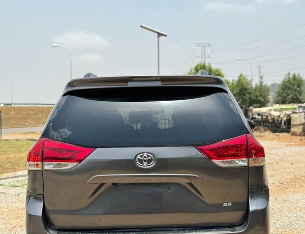 2011 TOYOTA SIENNA SE FOR SALE