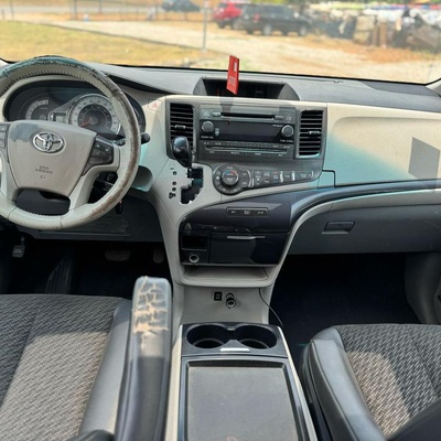 2011 TOYOTA SIENNA SE FOR SALE