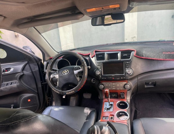 2012 KEYLESS TOYOTA HIGHLANDER FOR SALE IN ABUJA