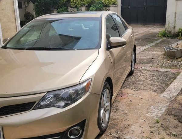 2013 KEYLESS TOYOTA CAMRY V6 FULL OPTION FOR SALE IN ABUJA