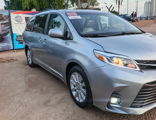 2013 Sienna XLE full option for Sale In Abuja