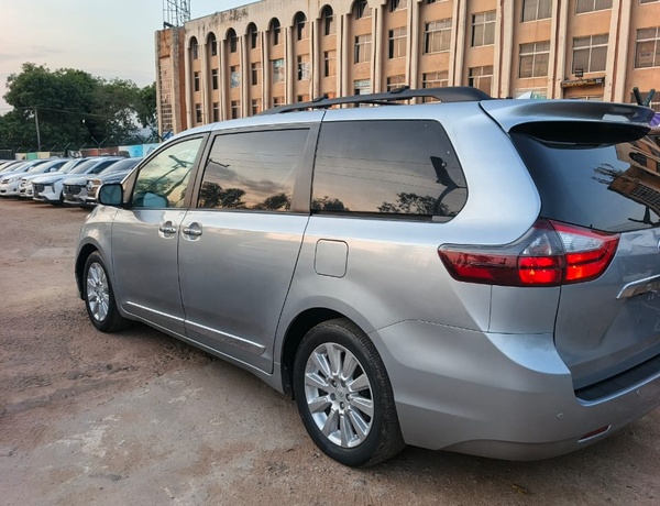 2013 Sienna XLE full option for Sale In Abuja