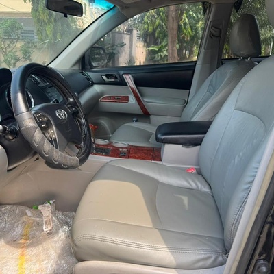 2013 UPGRADED TOYOTA HIGHLANDER FOR SALE IN ABUJA