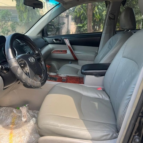 2013 UPGRADED TOYOTA HIGHLANDER FOR SALE IN ABUJA