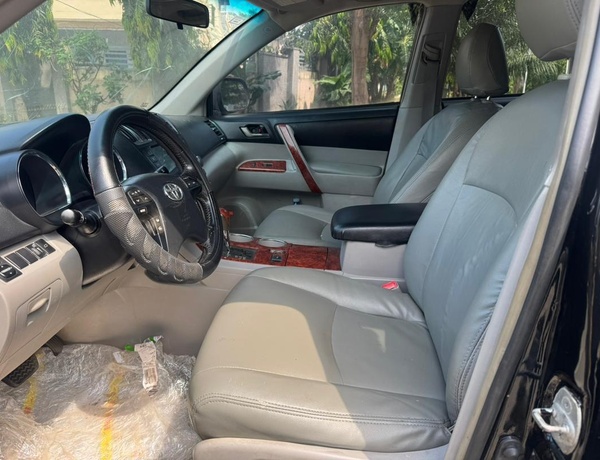 2013 UPGRADED TOYOTA HIGHLANDER FOR SALE IN ABUJA