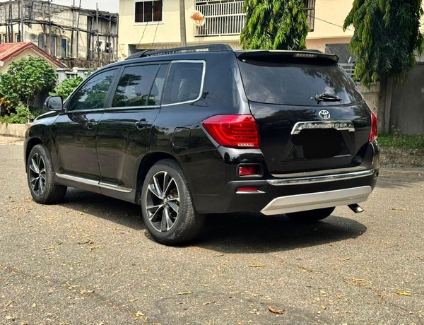 2013 UPGRADED TOYOTA HIGHLANDER FOR SALE IN ABUJA