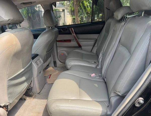 2013 UPGRADED TOYOTA HIGHLANDER FOR SALE IN ABUJA