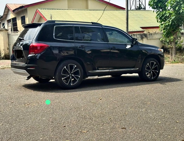 2013 UPGRADED TOYOTA HIGHLANDER FOR SALE IN ABUJA