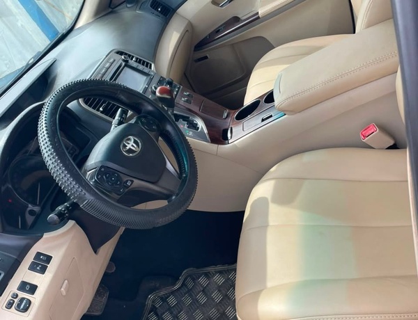 2015 KEYLESS TOYOTA VENZA FULL OPTION FOR SALE IN ABUJA