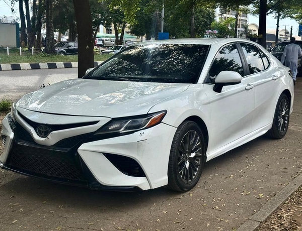 2018 TOYOTA CAMRY SE FOR SALE IN ABUJA
