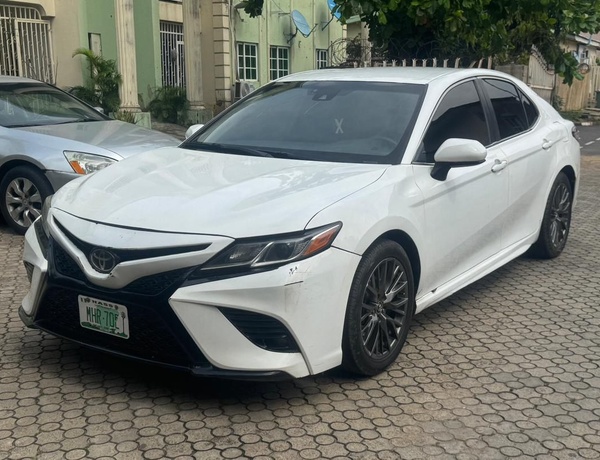 2018 TOYOTA CAMRY SE FOR SALE IN ABUJA