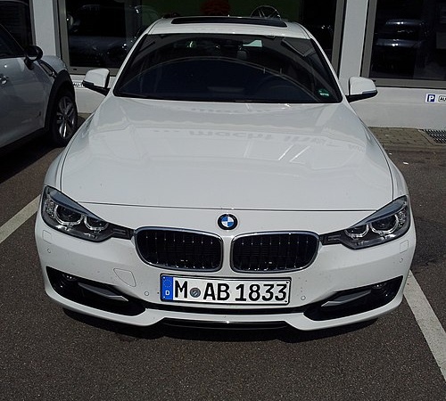 BMW 3-Series 328i image 2