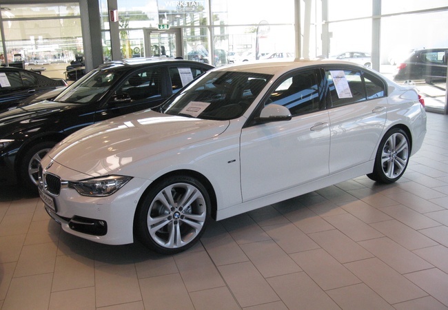 BMW 3-Series 328i image 4