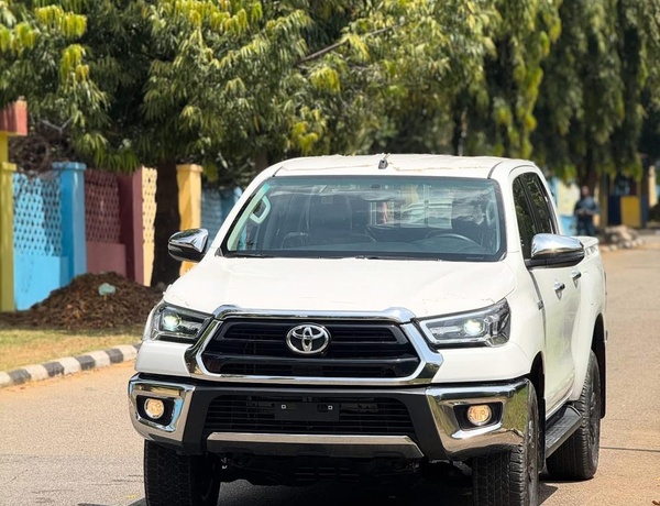 BRAND NEW 2025 TOYOTA HILUX SRS FOR SALE IN ABUJA