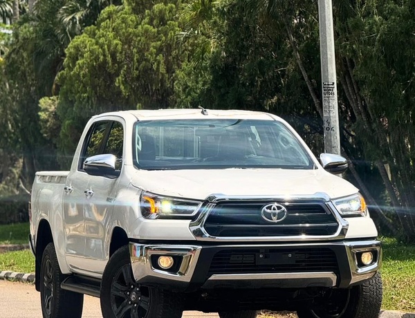 BRAND NEW 2025 TOYOTA HILUX SRS FOR SALE IN ABUJA