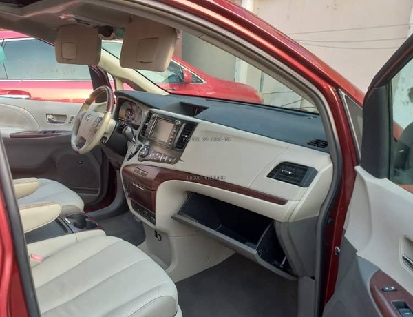 FOREIGN USED 2011 TOYOTA SIENNA LIMITED AWD