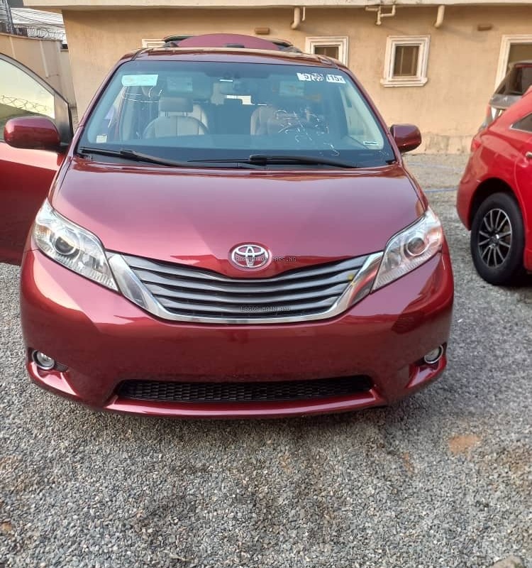 FOREIGN USED 2011 TOYOTA SIENNA LIMITED AWD image