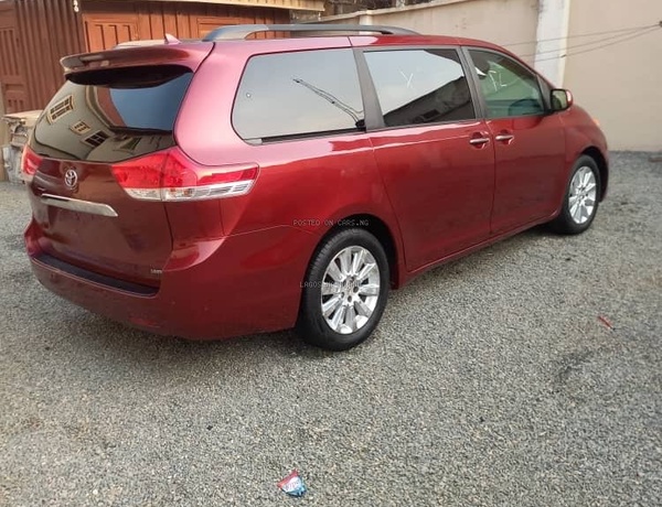 FOREIGN USED 2011 TOYOTA SIENNA LIMITED AWD
