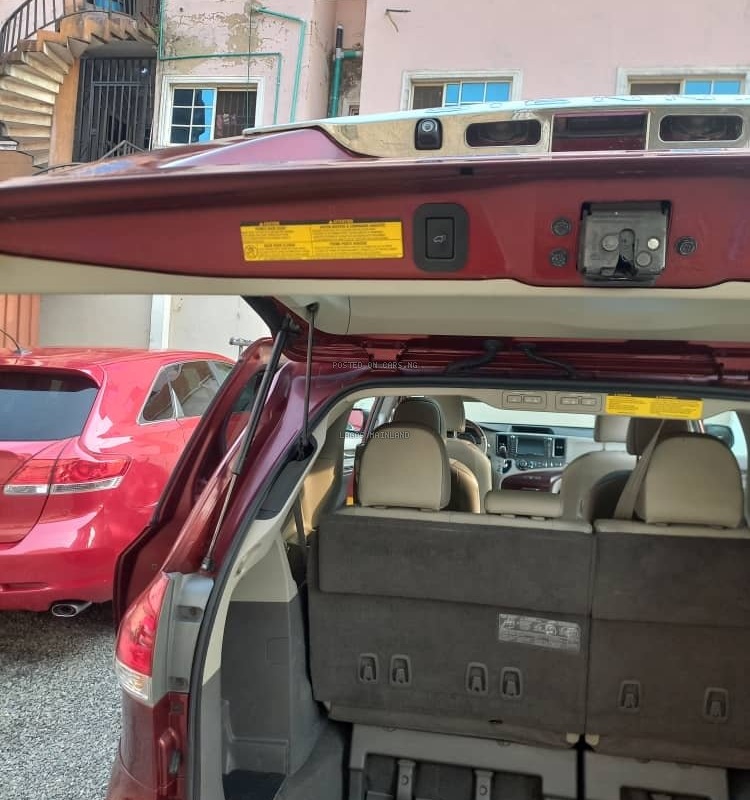 FOREIGN USED 2011 TOYOTA SIENNA LIMITED AWD image