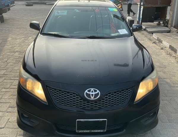 NEW ARRIVAL TOKUNBO 2011 TOYOTA CAMRY SE